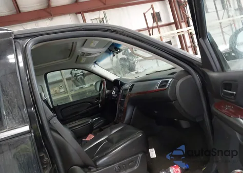 2007 Cadillac Escalade Standard z USA, uszkodzony, nr VIN 1GYFK63897R281031